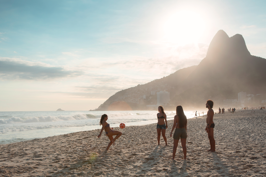 Cinco esportes para você praticar na praia durante o verão