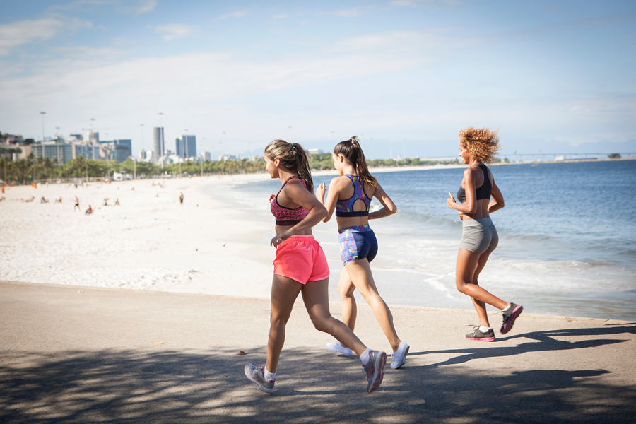 Vai manter os treinos de corrida durante o verão? Confira cinco dicas para evitar contratempos