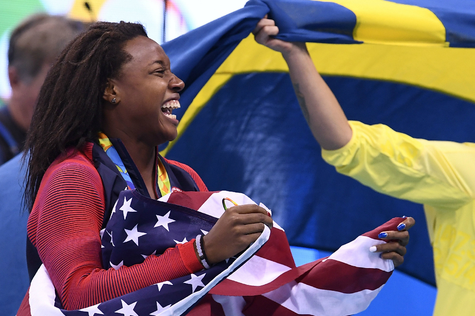 Simone Manuel é primeira atleta negra campeã olímpica de Natação (Getty Images)