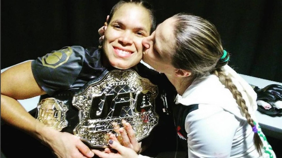 Casa, comida, inglês e treinos: como namorada ajudou Amanda a ser a 1ª campeã gay do UFC