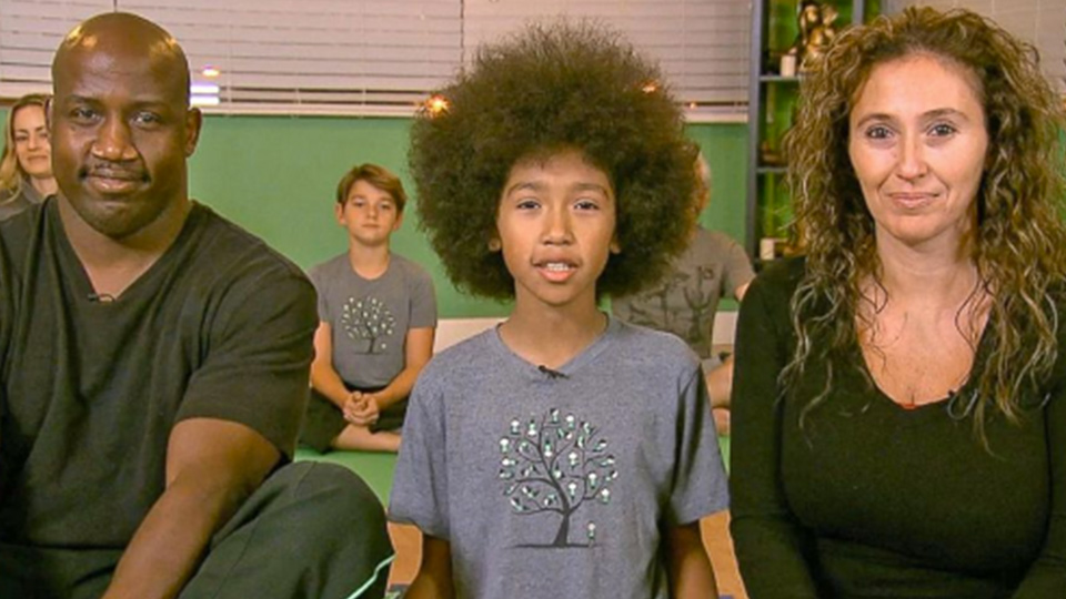 Garoto de 11 anos vira instrutor de yoga após batalha contra o câncer da mãe