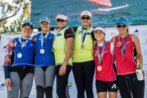 Martine Grael e Kahena Kunze pódio após vencerem a etapa de em Miami