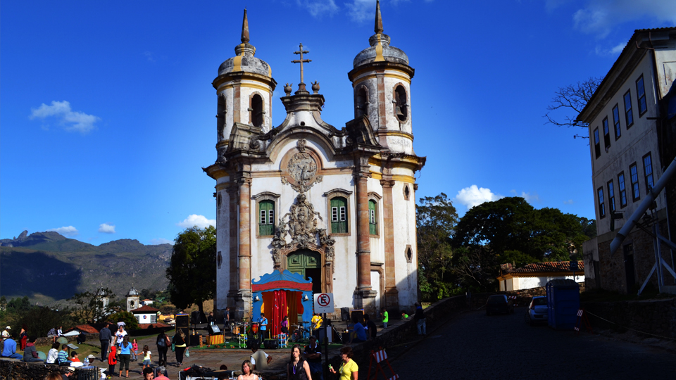 Pular carnaval ou pular na cachoeira? Em Ouro Preto você pode fazer os dois