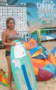 A atual campeã mundial de Skimboard (Divulgação)