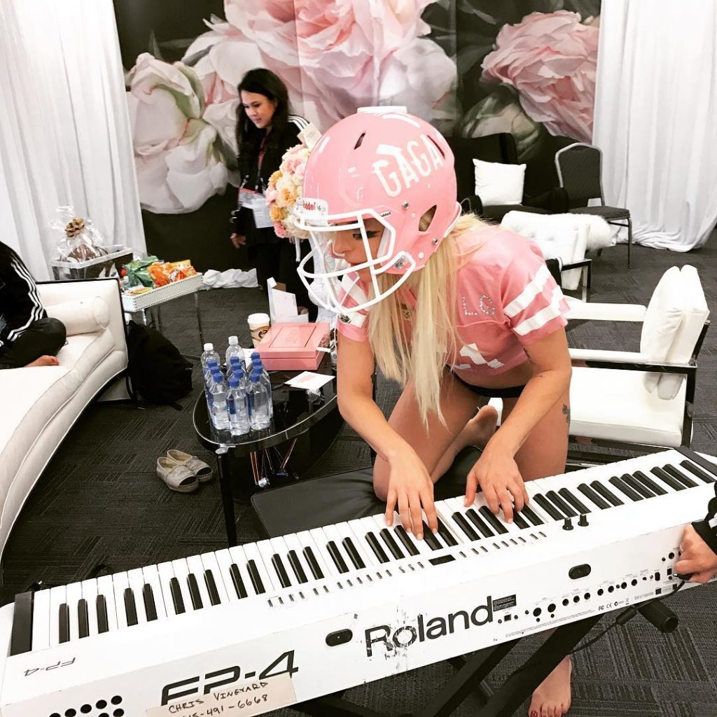 Lady Gaga no aquecimento para o halftime Reprodução/Instagram
