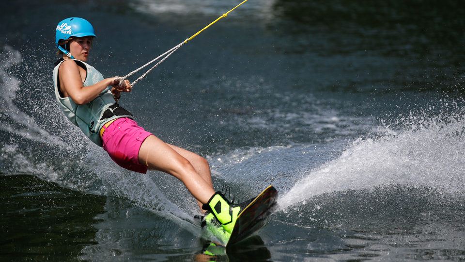 Saiba mais sobre o wakeboard, o esqui que dispensa neve