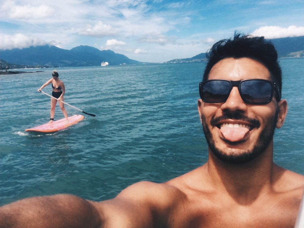 Gabriel tira onda em cima da prancha de SUP, eu to ali óh, tentando achar um ponto de equilibrio.