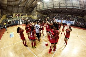 Lívia e o time de futsal feminino da Cásper Líbero