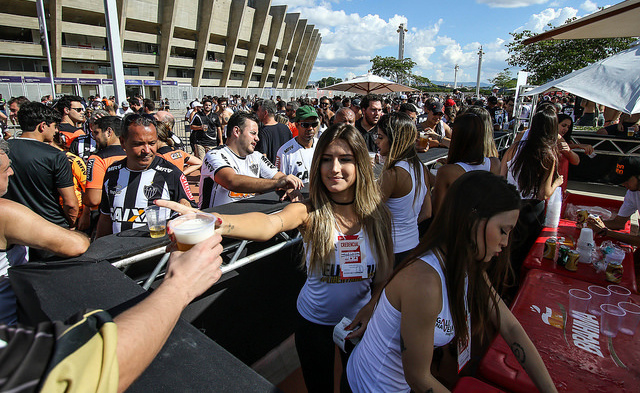 ESPN FC: Domingo tem futebol, cerveja e mulher-enfeite