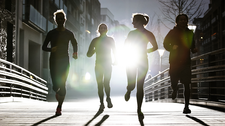Reunir as amigas para treinar corrida juntas traz benefícios para todas