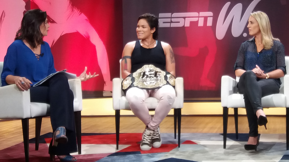 Nos bastidores da gravação do Olhar espnW, Amanda Nunes aposta em mais títulos de lutadoras brasileiras no UFC