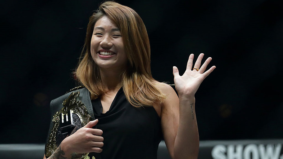 Invicta e mais jovem campeã mundial de MMA da história, Angela Lee tem ‘sangue de lutadora’ e busca mais recordes