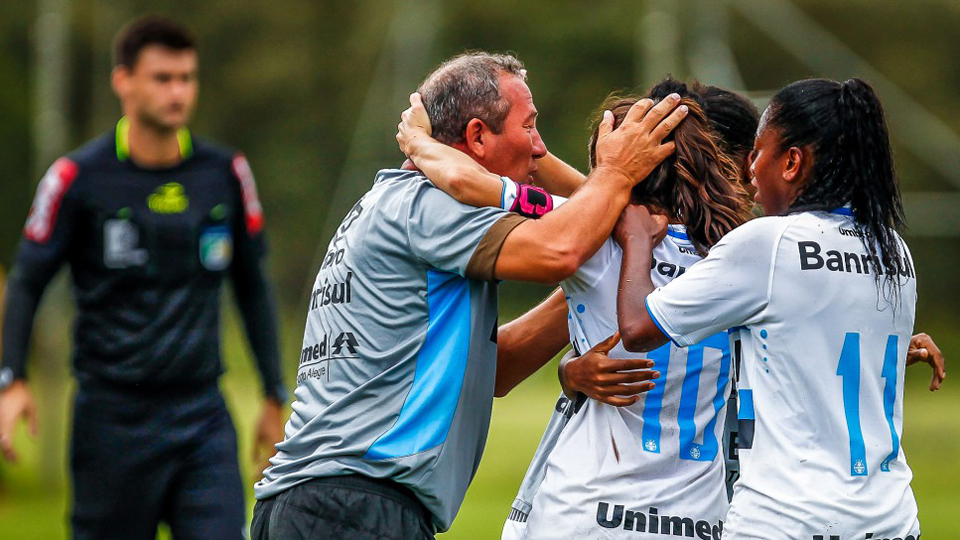 Natação, MMA e muito futebol no melhor do fim de semana esportivo