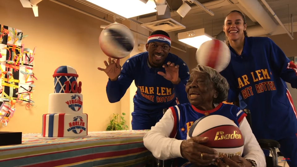 Aos 106 anos Virginia McLaurin dançou com o ex-presidente dos EUA, dois anos mais tarde ela faz festa com estrelas do basquete