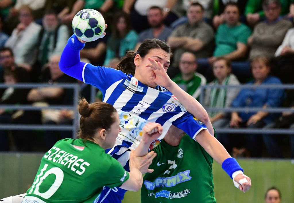 Romanian Cristina Neagu (C) of Montenegrian Buducnost is fouled by Dutch Danick Snelder (R) and Klara Szekeres (L) of FTC Rail Cargo Hungaria in Budapest on March 11, 2017 during the EHF Women's Champions League handball match FTC-Rail Cargo Hungaria vs Buducnost. / AFP PHOTO / ATTILA KISBENEDEK (Photo credit should read ATTILA KISBENEDEK/AFP/Getty Images)