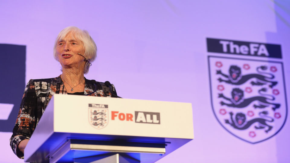 Conheça Sue Campbell, a baronesa à frente de uma revolução no futebol inglês