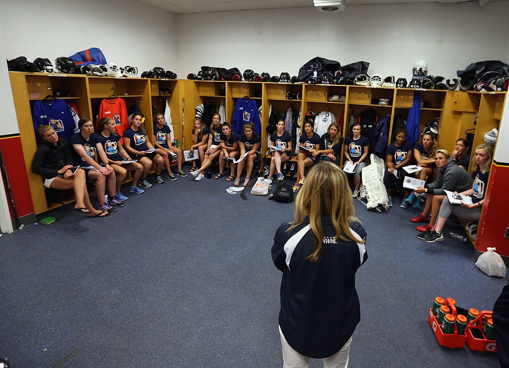 Dani falando com o time New York Riveters que faz parte da NWHL, liga fundada por ela. (Getty Images)
