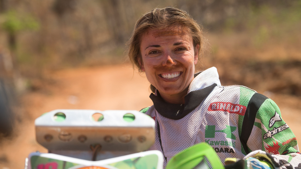 ‘Tem piloto que parou de correr porque perdeu para mim’, conta mulher que disputou 17 vezes o Rally dos Sertões entre as motos