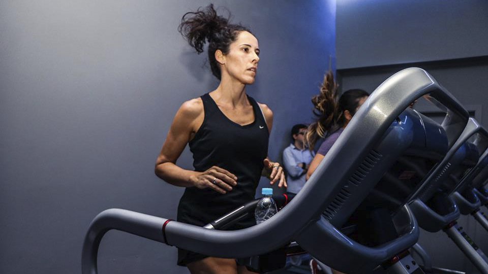 Studio de corrida indoor transforma os treinos na esteira em uma experiência divertida e nada entediante