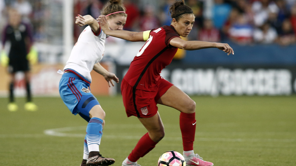 Em meio a clima quente no campo político, EUA recebe Rússia em amistosos de futebol feminino e Carli Lloyd busca seu 100º gol