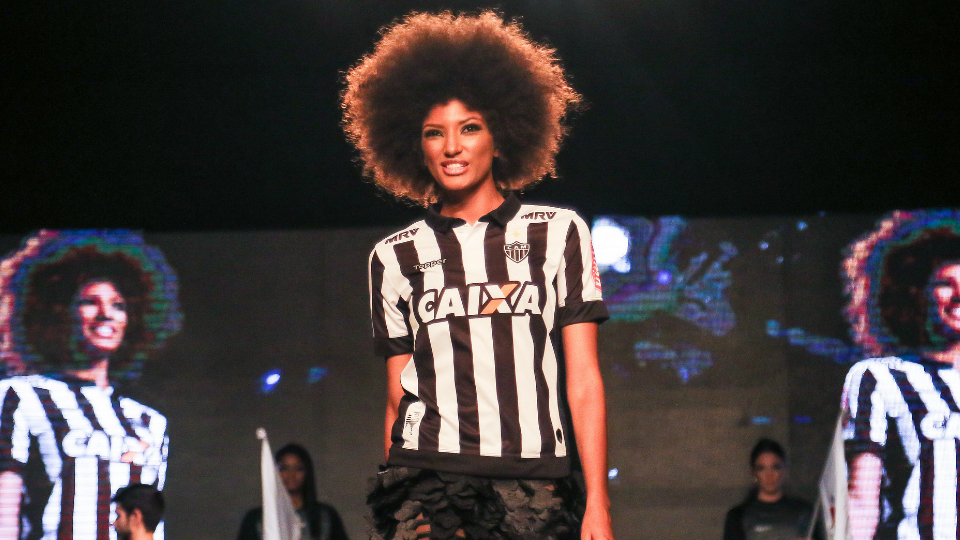 Polêmica em 2016 inspirou desfile de lançamento da nova linha de uniformes do Atlético-MG