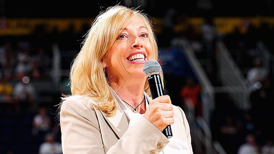 Inovações, aproximação do público e aumento de visibilidade: como a dirigente Jay Parry está revolucionando a WNBA