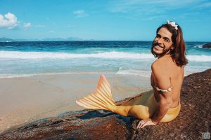 Davi não nada apenas em piscinas, mas também no mar (Reprodução/Facebook)