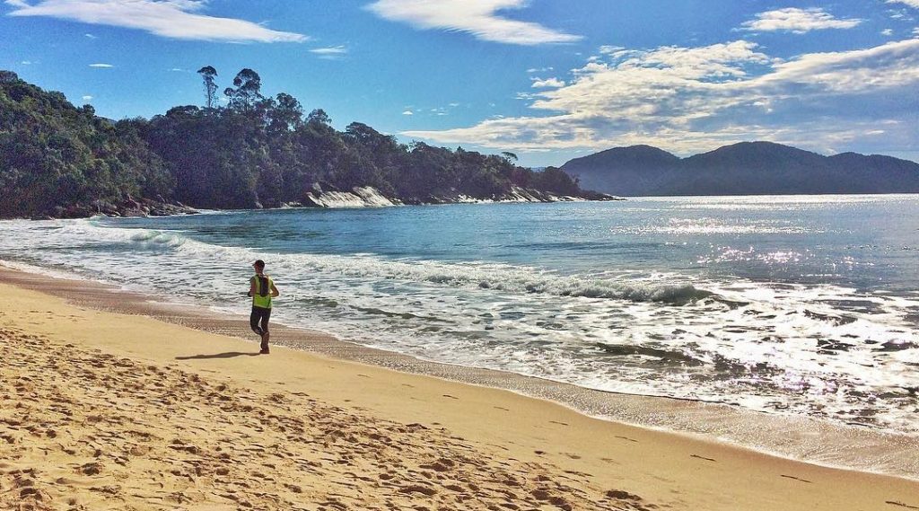 O diferencial da prova é a preocupação em diminuir os impactos ambientais, limpando as praias que fazem parte do trajeto (Divulgação)