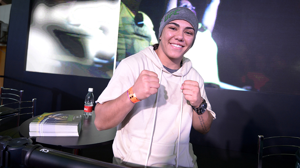 Na contagem regressiva para a disputa pelo cinturão do UFC, Jéssica Andrade relembra sua carreira
