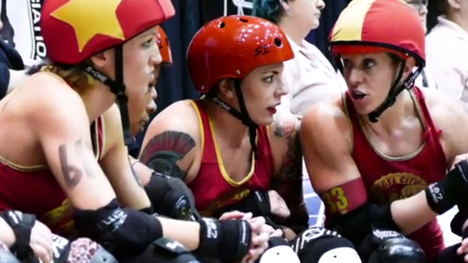 Estrela do roller derby, Rachel ‘Rotten’ Johnston intimida adversárias com sua altura e força