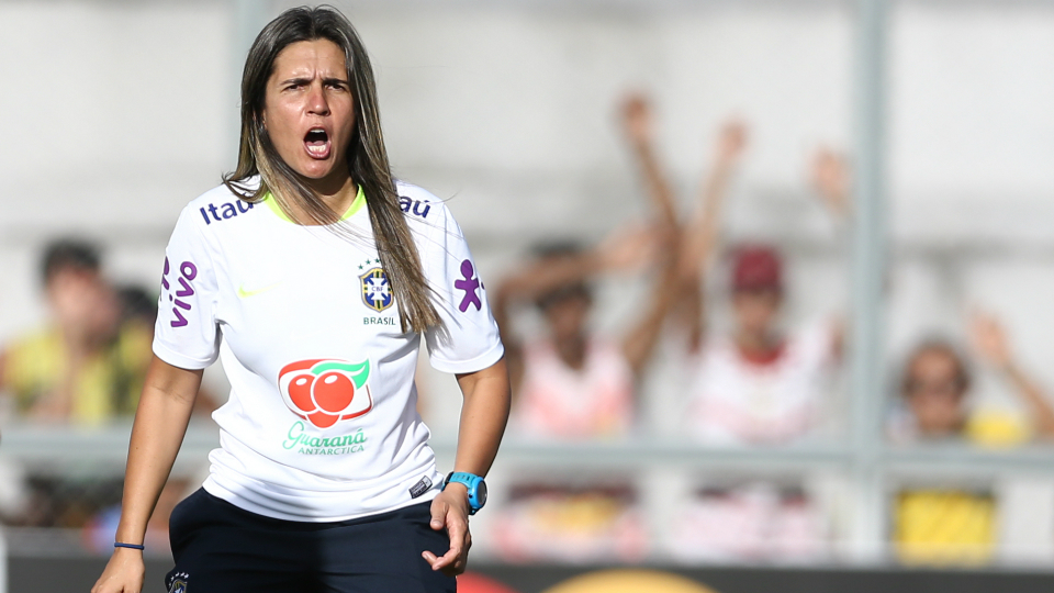 ‘Tenho a responsabilidade de representar todas as mulheres’, diz treinadora da Seleção Brasileira em entrevista exclusiva