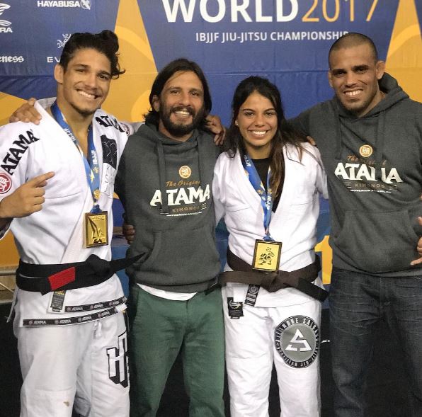 Ouro e faixa marrom: Julia Boscher é campeã do peso médio na faixa roxa. (Foto: Instagram @tatuescobar)