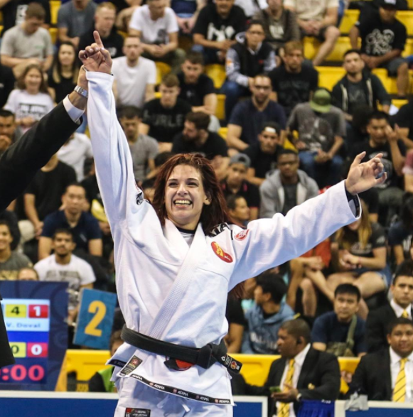 Claudinha, novata na faixa preta e já campeã mundial em sua categoria. (Foto: Instagram @graciemagazine)