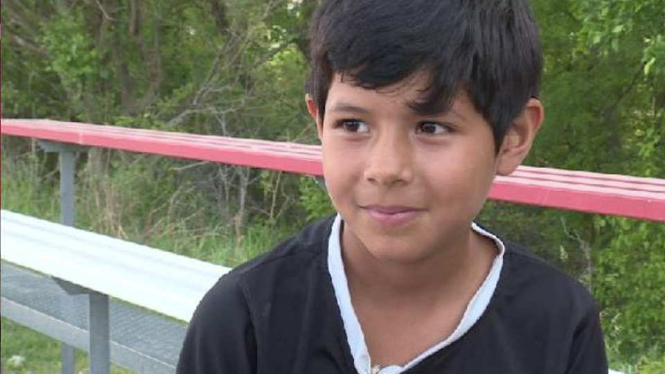 Banida de torneio de futebol nos EUA por ‘se parecer com um menino’, garota de 8 anos recebe apoio de estrelas do esporte