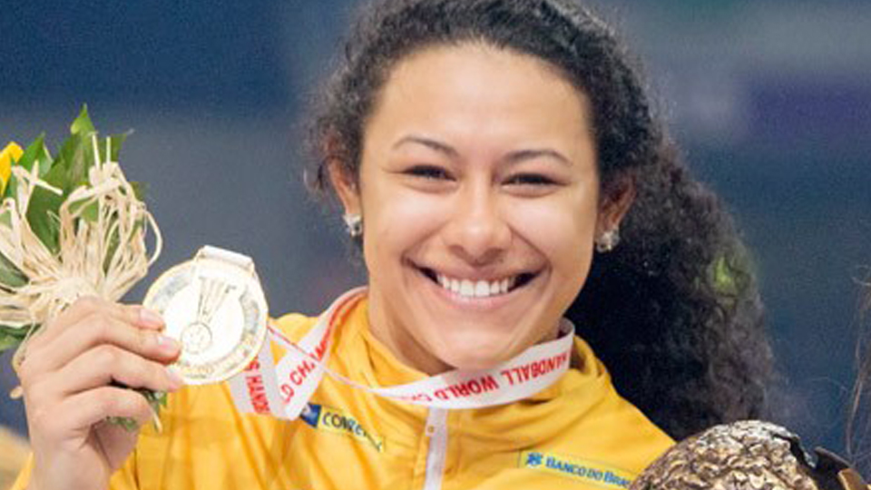 Multicampeã pelo Brasil no handebol, Elaine Gomes foi jogar na Europa por sugestão de treinador e hoje está sem clube
