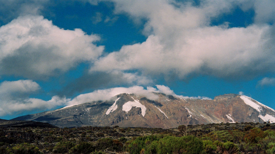 Futebol nas alturas: mulheres jogarão partida no Monte Kilimanjaro em altitude recorde