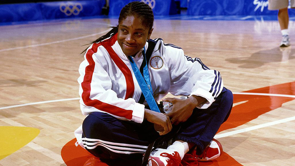 Teresa Edwards ganhou cinco medalhas olímpicas no basquete e pôs a primeira a leilão – e não é pelo dinheiro