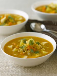 Sopas, caldos e cremes de legumes e raízes são uma forma saudável de se aquecer (Getty Images)
