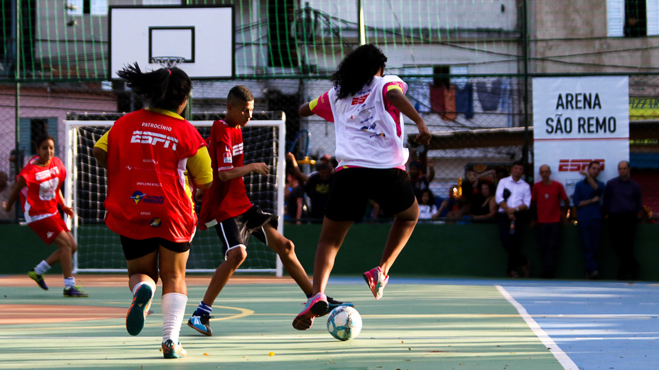 ESPN constrói quadra em comunidade da zona oeste de São Paulo para incentivar o esporte entre os jovens