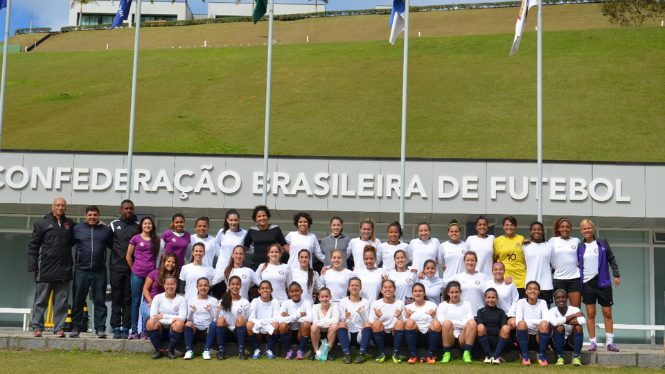 A menina ama o futebol?