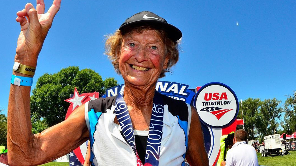 Mulher inspiradora: Aos 87 anos, Sister Madonna é um ícone das provas de triatlo